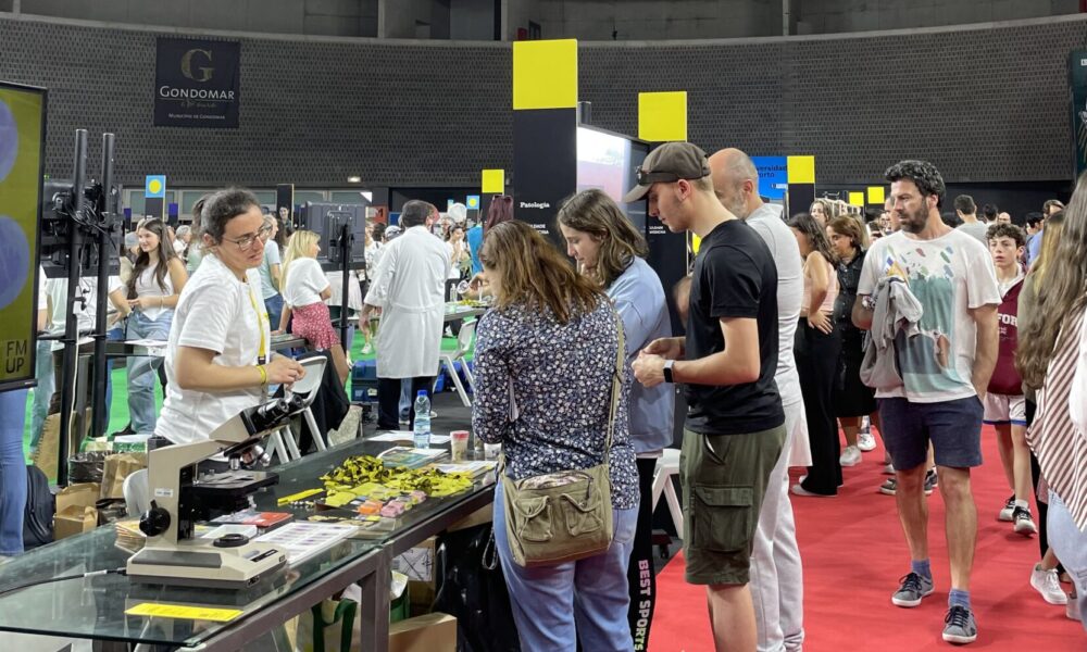 Visitantes a explorar os stands da Mostra U.Porto