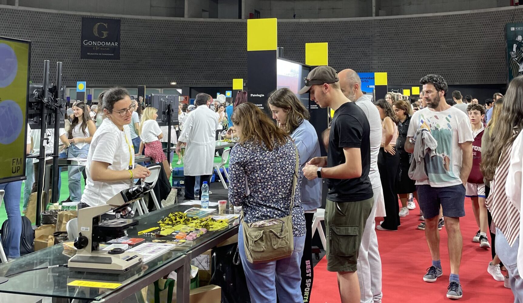 Visitantes a explorar os stands da Mostra U.Porto