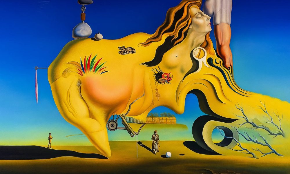intura surrealista de Salvador Dalí com uma figura amarela central parecida com um rosto de perfil distorcido; dela emergem uma mulher com seios nus, um braço masculino, elementos florais, mecânicos e uma árvore seca, tudo sobre uma paisagem desértica sob um céu azul intenso.