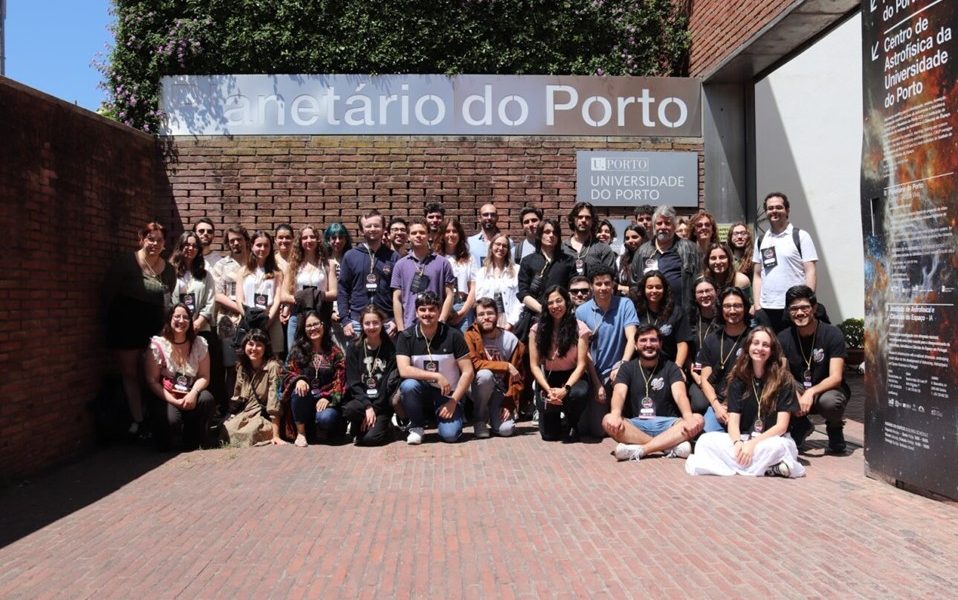 Foto de grupo dos participantes do evento "Astrobiologia: Entre Estrelas e Microorganismos"