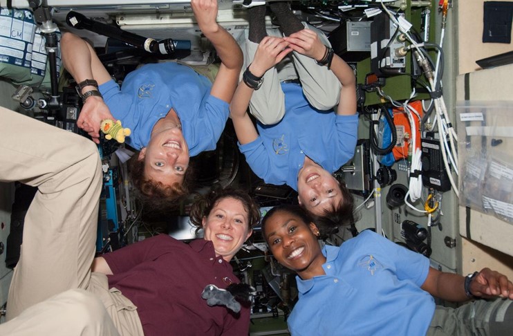 Astronautas femininas a bordo da Estação Espacial Internacional, em 2010. No sentido dos ponteiros do relógio, a partir do canto inferior esquerdo: Tracy Caldwell Dyson, Dorothy Metcalf-Lindenburger, Naoko Yamazaki e Stephanie Wilson. Créditos da imagem: Agência Espacial Norte-Americana (NASA).