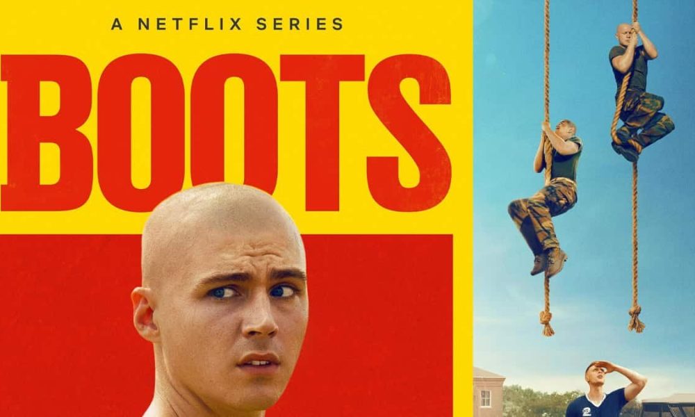 Cartaz da série Boots da Netflix. À esquerda, em destaque sobre um fundo amarelo e vermelho, está o título “BOOTS” em letras grandes e vermelhas. Abaixo do título, aparece o rosto de um jovem careca com expressão preocupada. À direita, três recrutas vestidos com calças camufladas e camisetas verdes participam de um treino militar, subindo cordas contra um céu azul.