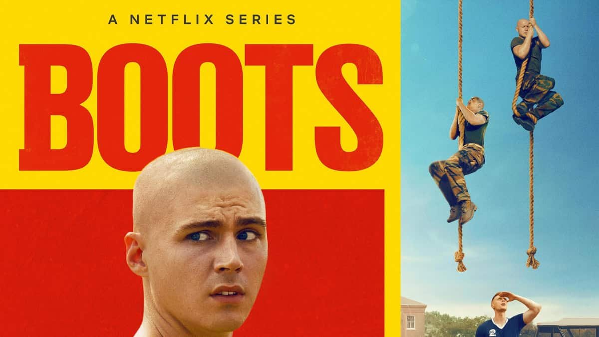 Cartaz da série Boots da Netflix. À esquerda, em destaque sobre um fundo amarelo e vermelho, está o título “BOOTS” em letras grandes e vermelhas. Abaixo do título, aparece o rosto de um jovem careca com expressão preocupada. À direita, três recrutas vestidos com calças camufladas e camisetas verdes participam de um treino militar, subindo cordas contra um céu azul.