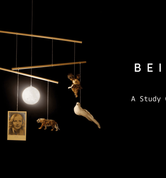 Capa do álbum A Study of Losses, da banda Beirut, mostrando um móbile suspenso sobre fundo preto. Os objetos pendurados — uma pequena lata de regador metálico, uma fotografia antiga de uma mulher, um tigre em miniatura, um anjo dourado, uma pomba branca e uma esfera luminosa — criam um equilíbrio delicado e simbólico. À direita, o nome “Beirut” e o título do álbum aparecem em tipografia branca minimalista.