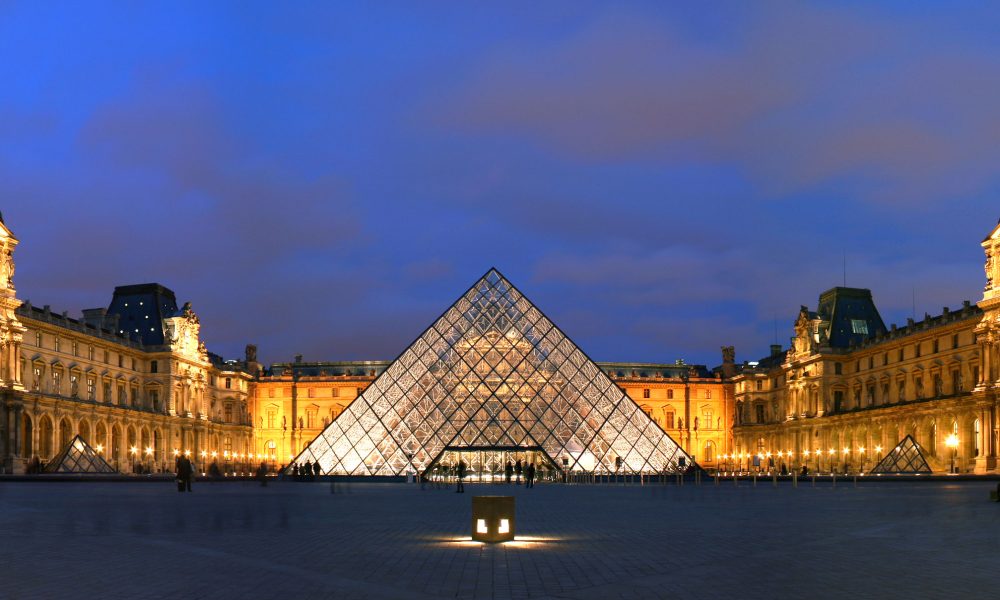 Louvre é assaltado a luz do dia.