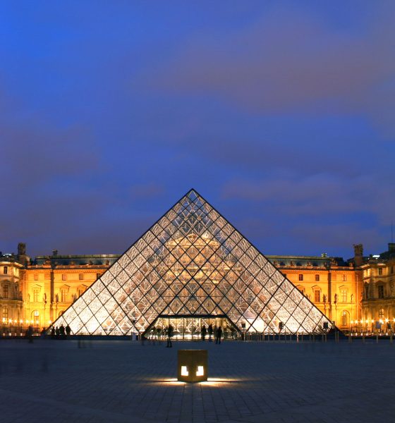 Louvre é assaltado a luz do dia.