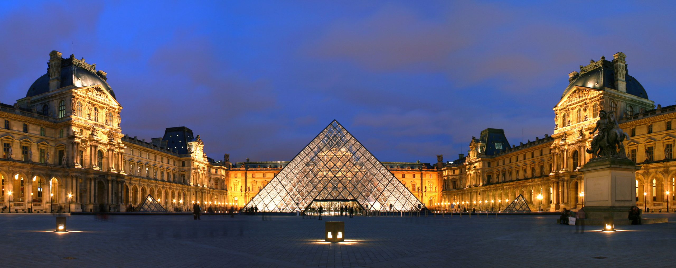 Louvre é assaltado a luz do dia.
