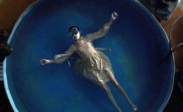 Personagem Eleven numa privação sensorial. Fonte: Netflix