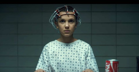 Personagem Eleven num exame médico, EEG. Fonte: Netflix