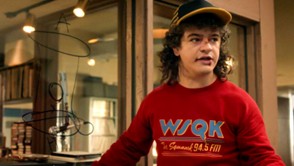 Personagem de Dustin a explicar um wormhole. Fonte: Netflix